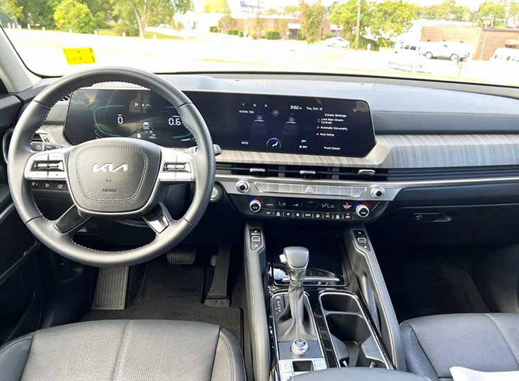 Kia Telluride Dash Hendrick Cars.jpg