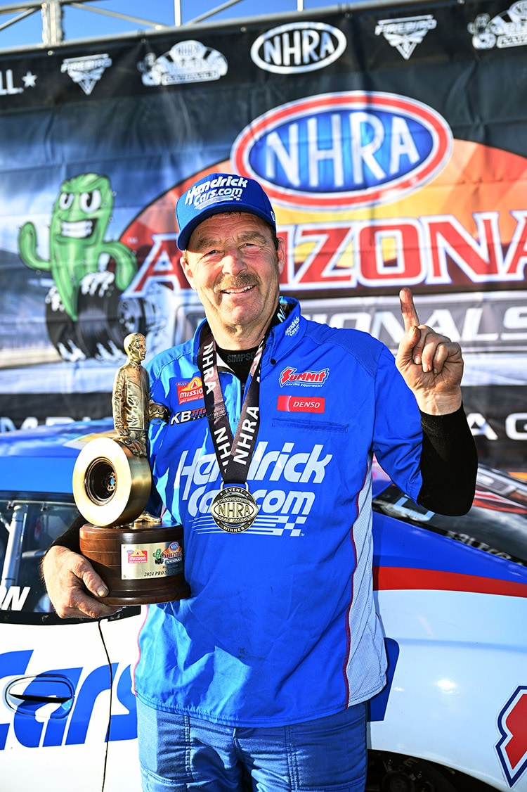 2024%20Greg%20Anderson%20Arizona%20Win%20Hendrick%20Cars%20w%20trophy.jpg